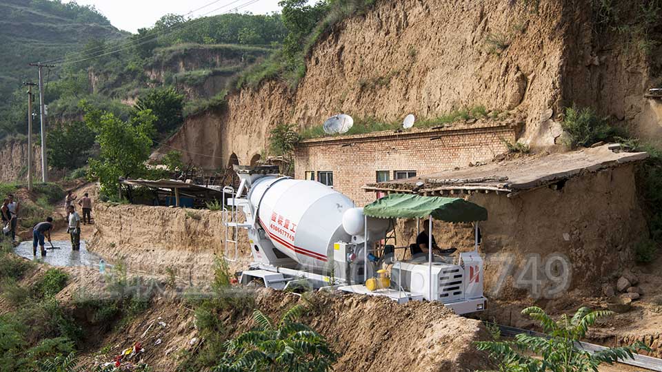 临汾小搅拌车修建乡村公路