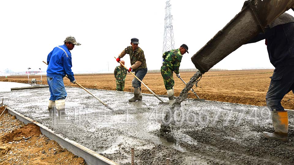 小搅拌车在大连修建混凝土路